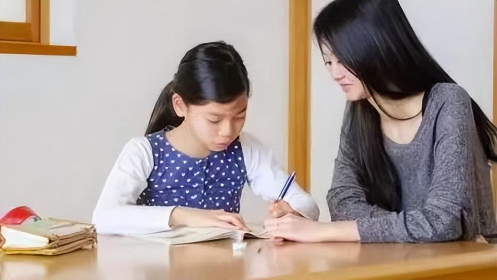 女子輔導兒子作業情緒崩潰踹斷腳趾
