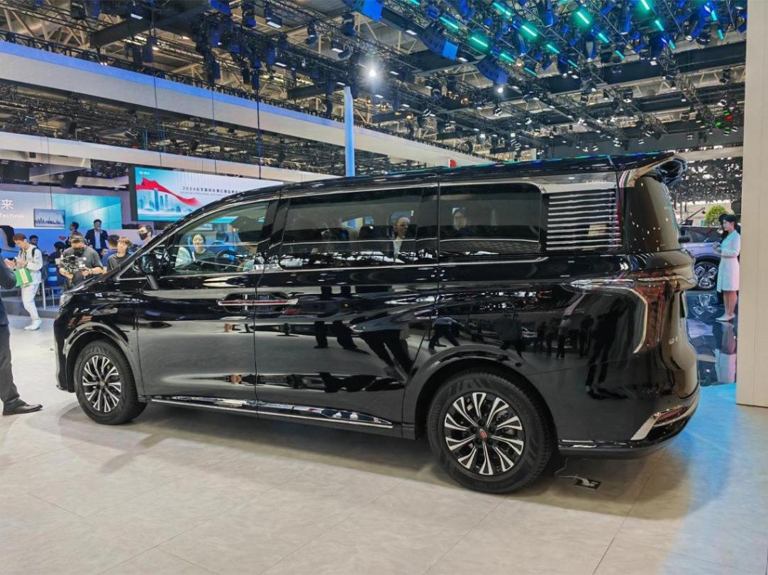 加強(qiáng)新能源、智能化攻勢(shì)!紅旗攜重磅車型亮相北京車展