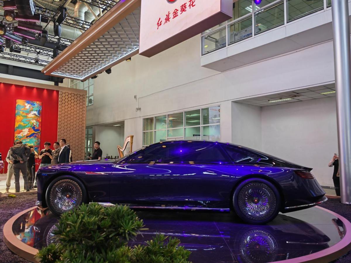 加強(qiáng)新能源、智能化攻勢(shì)!紅旗攜重磅車型亮相北京車展