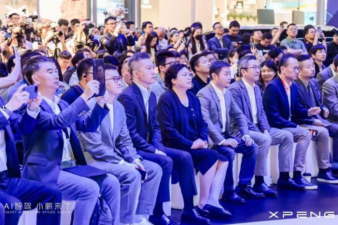AI智駕,小鵬來了,小鵬X9榮膺九冠王,智能駕駛進入新紀元