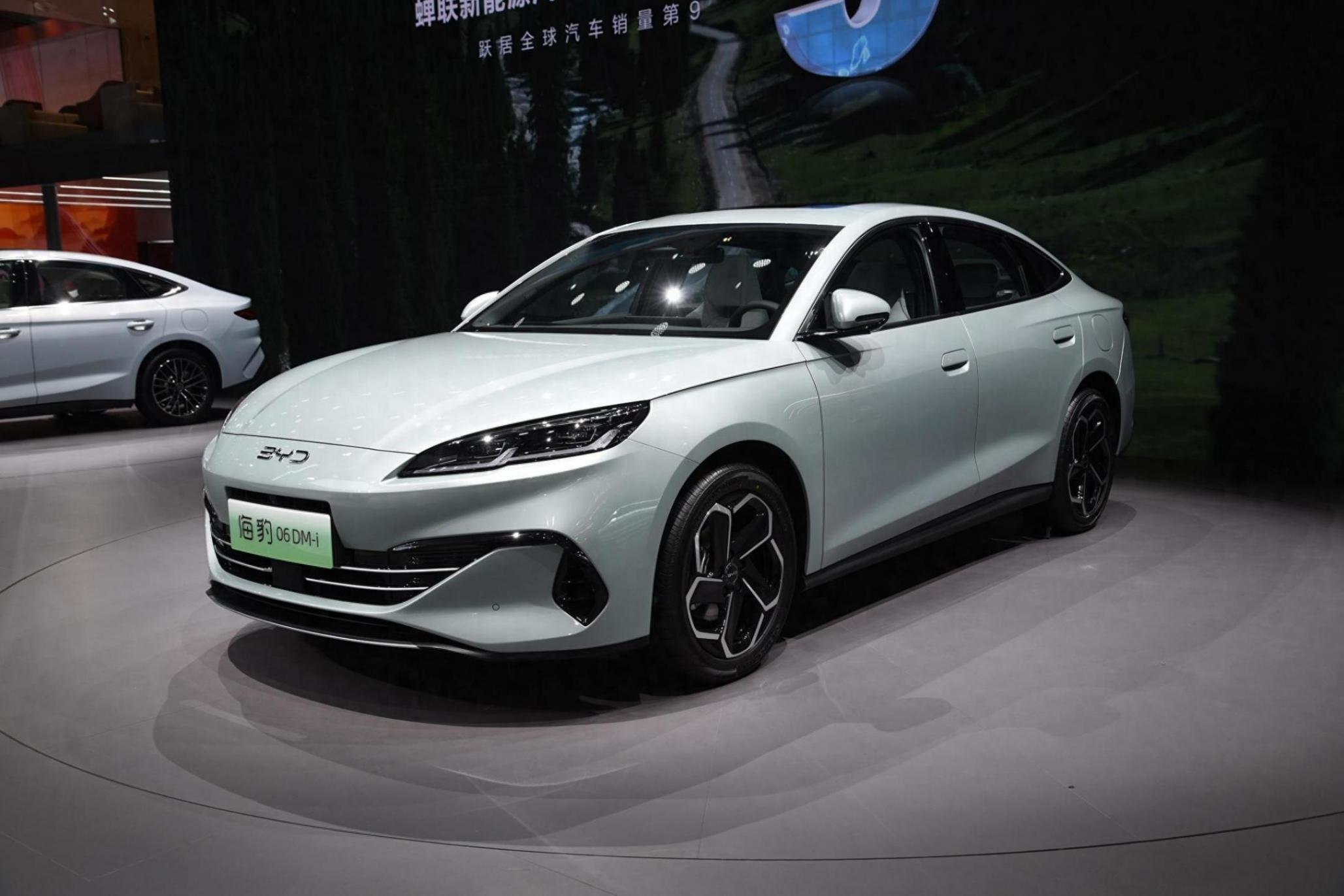 中型車(chē)/售價(jià)或超過(guò)12萬(wàn)元 比亞迪海豹06 DM-i亮相2024北京車(chē)展
