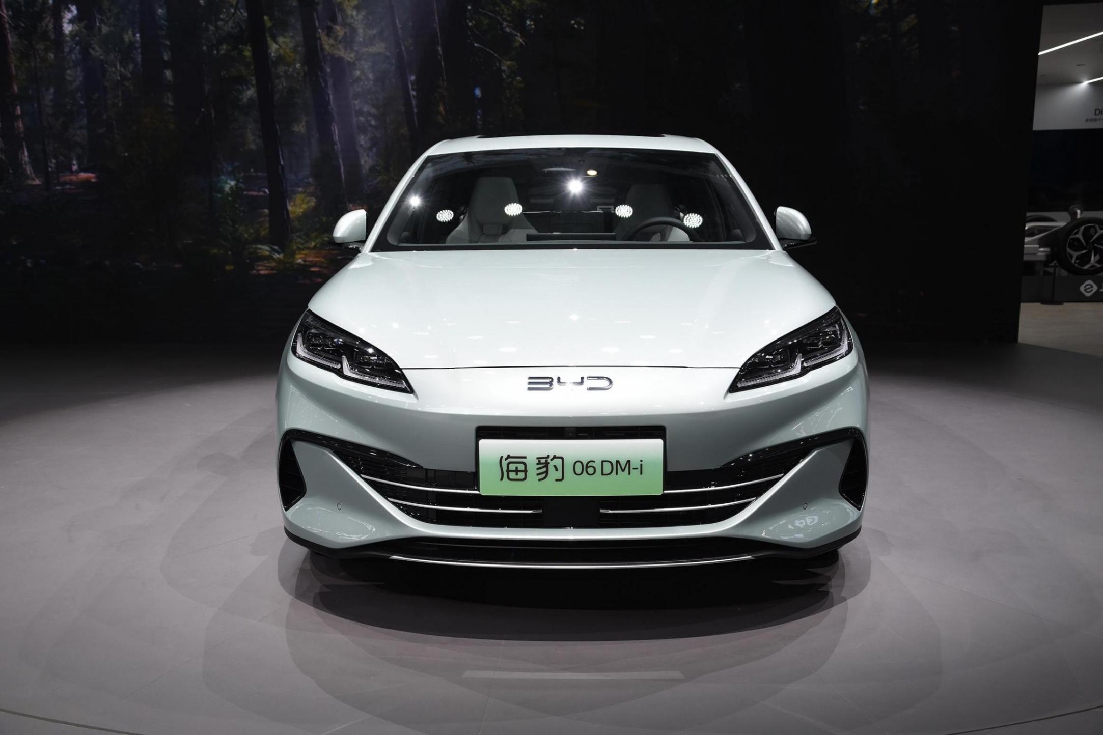 中型車(chē)/售價(jià)或超過(guò)12萬(wàn)元 比亞迪海豹06 DM-i亮相2024北京車(chē)展