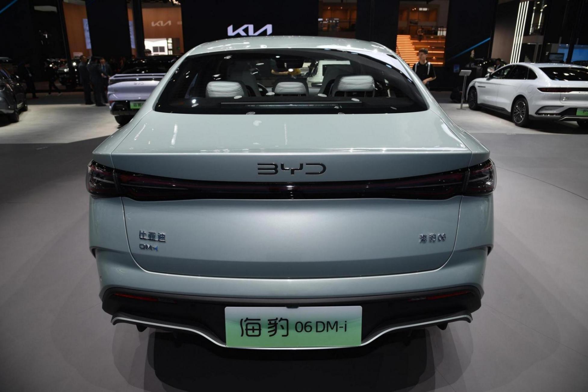 中型車(chē)/售價(jià)或超過(guò)12萬(wàn)元 比亞迪海豹06 DM-i亮相2024北京車(chē)展